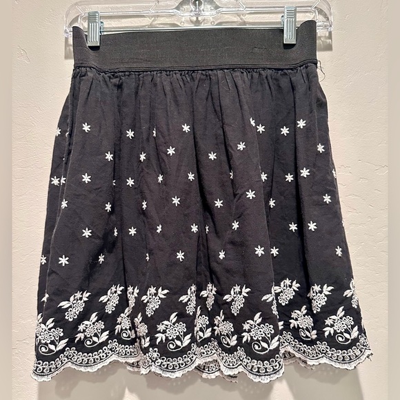 Rhapsody Black & White Floral Mini Skirt Size Small - Picture 2 of 5